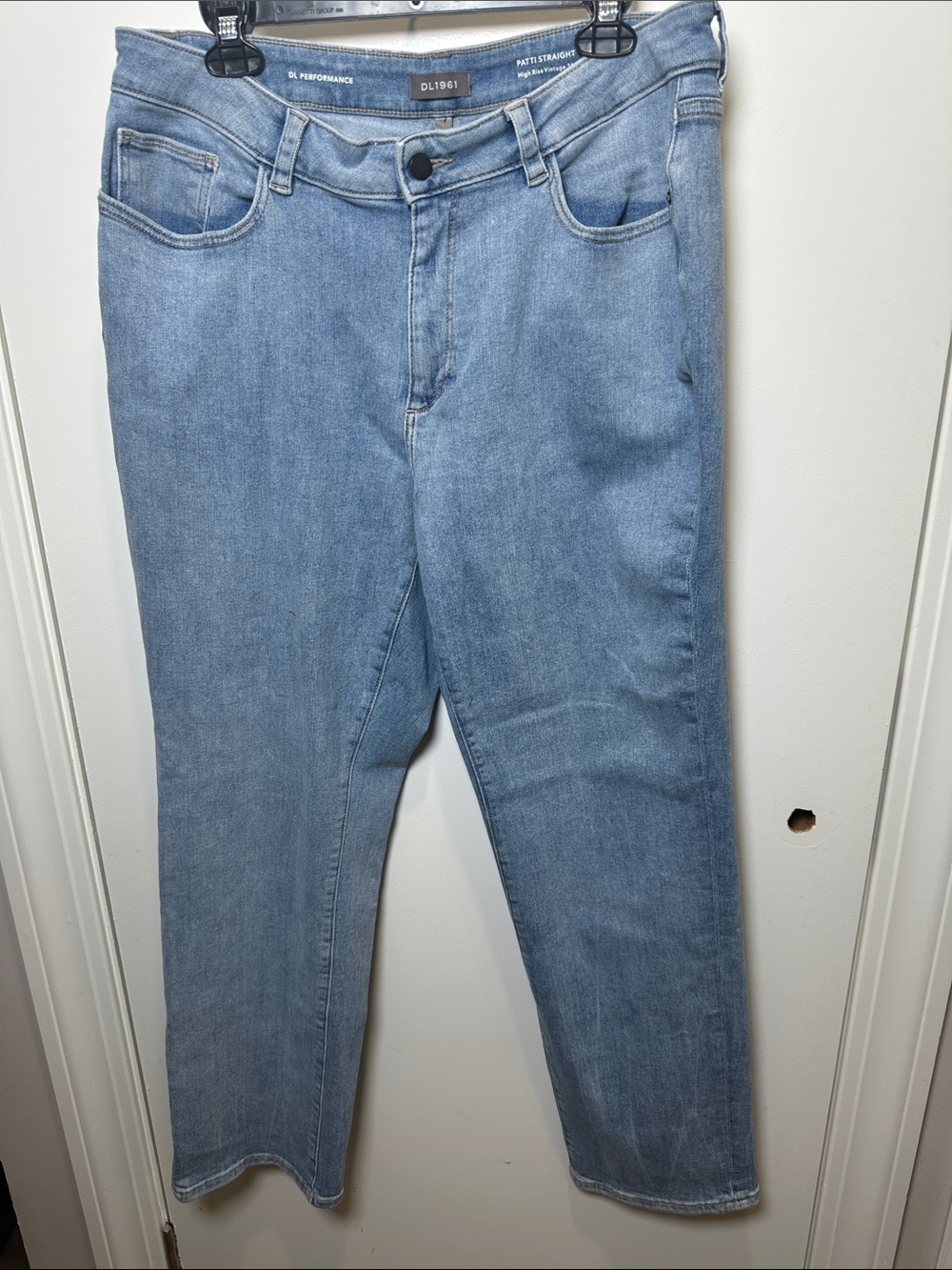 DL1961 Women's Relaxed Light Wash Blue Jeans (101)
